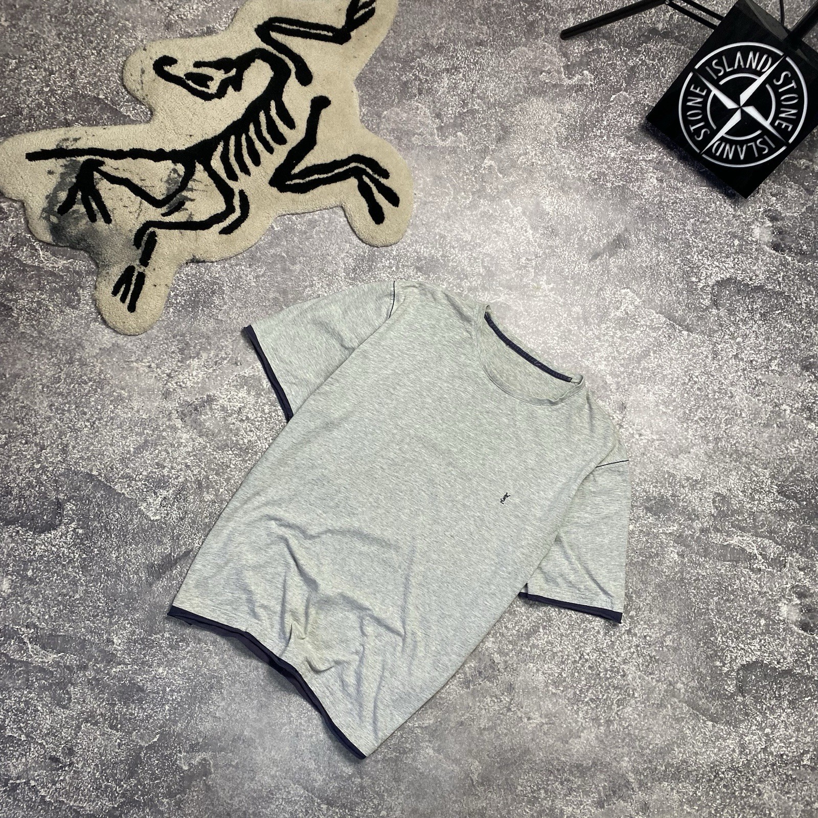 T shirt di lusso Yves Saint Laurent piccola logo grigia di design taglia L