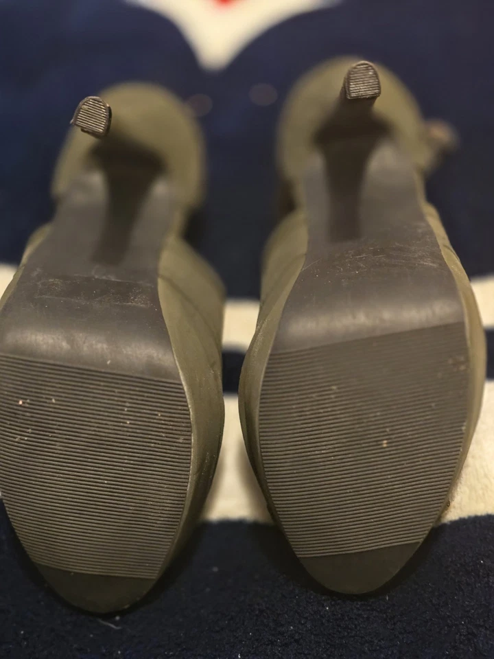 Tacones Bonnibel de gamuza verde oliva con tiras Foto 3 de 4