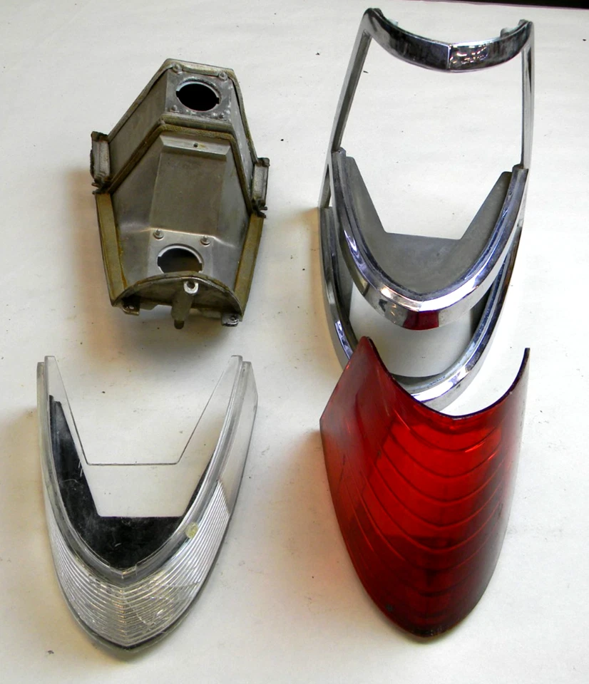 1956/1957 Lincoln Continental Mark II Tail Light Housing with Lenses RH Foto 2 de 2