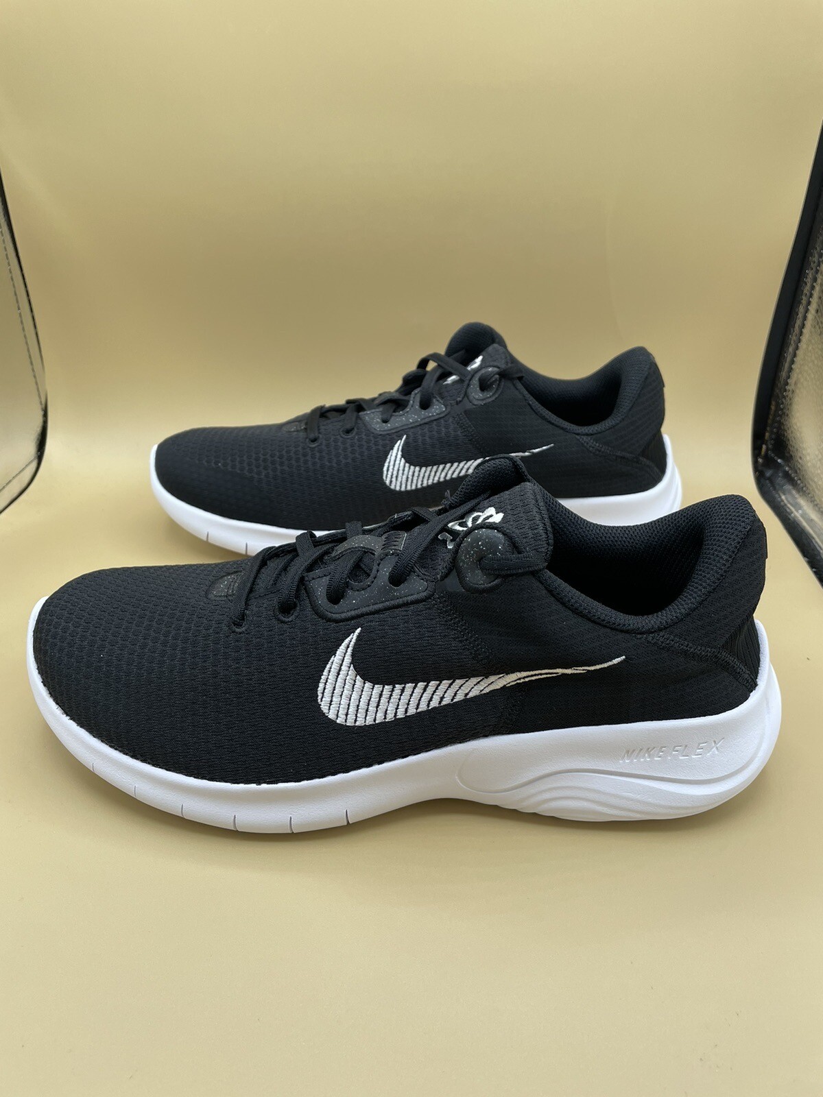 Sz 9.5 4E Nike  FLEX EXPERIENCE RUN 11 Men’s Running Shoes Blk / Wht New No Box!