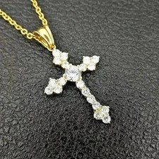 Ciondolo Croce Diamante 3,55 Ctw Taglio Tondo Creato in Laboratorio Placcato Oro Giallo 14k.