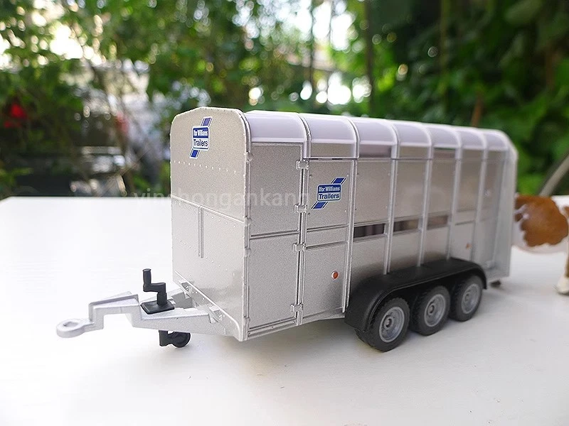 SIKU 1:32 IFOR WILLIAMS LIVE STOCK TRAILER & 2 COWS Dicast Model / Toy NO.2890 - Image 2 of 4