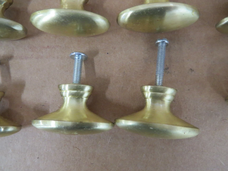 Lote De Colección De 30 Perillas De Cajón De Gabinete Pequeño Ovalado Tono Latón Tiradores 1-1/2" con Tornillo Foto 3 de 4
