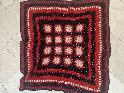 Handgehäkelte Oma Afghan Square Lap Reisedecke schwarz & rot 100x100cm (A9