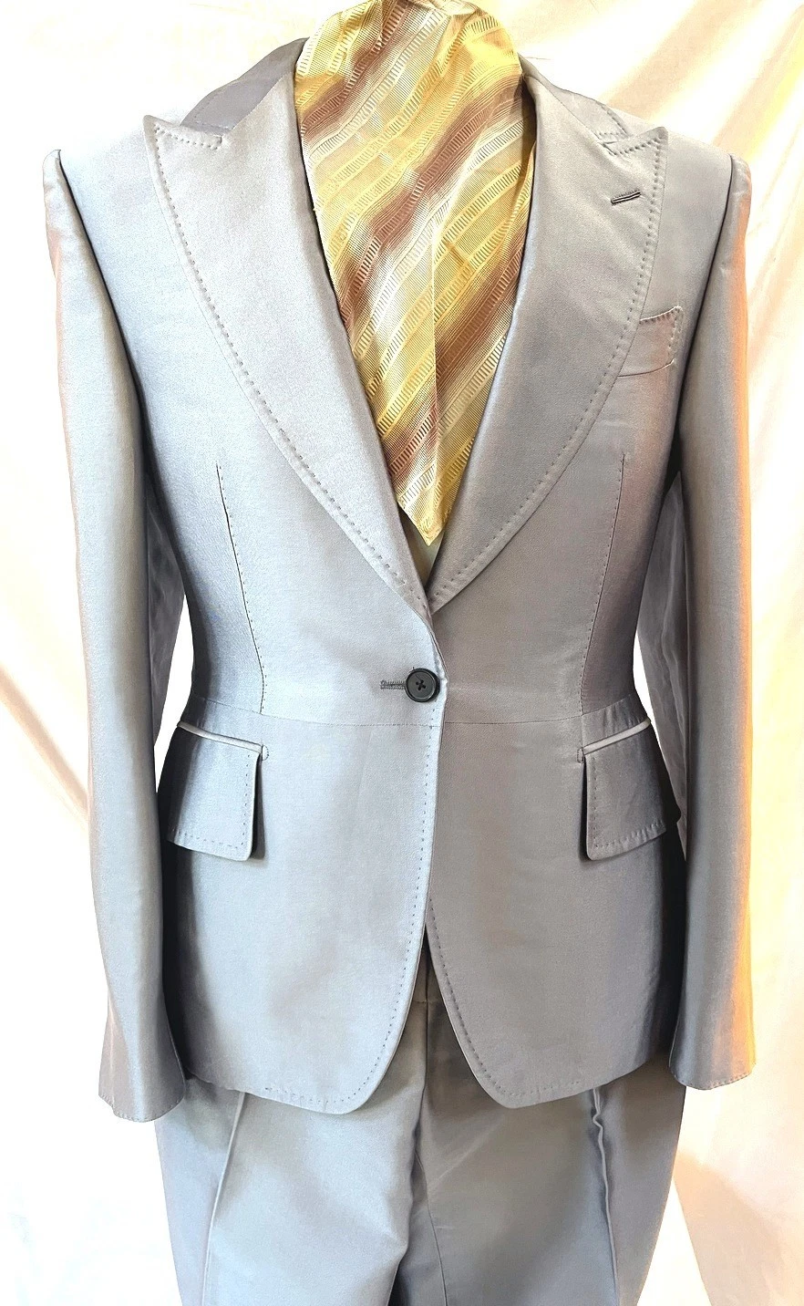 Tom Ford — Current TOM FORD Silver-Metallic 2pc suit~44 Ital/8 US *damaged pant seam