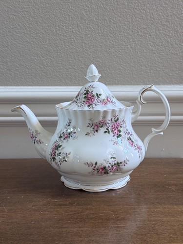 ROYAL ALBERT LAVENDER ROSE FINE BONE 6 CUP TEAPOT ENGLAND - Picture 13 of 17