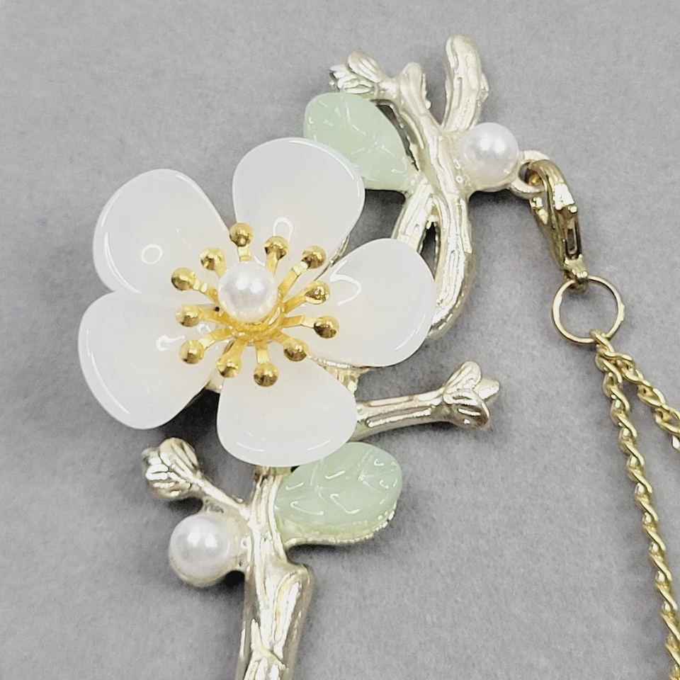 Pin de Pelo Kanzashi Acabado Tono Dorado Mate Flor Blanca Extraíble Cuelga Foto 3 de 4