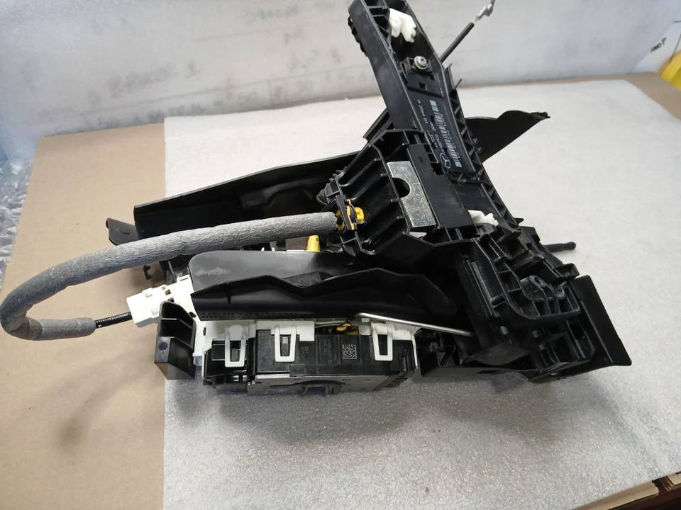 Оригинальный замок передней левой двери A2047230908 — 08–14 Mercedes C300 C350 W204 - Изображение 2 из 4