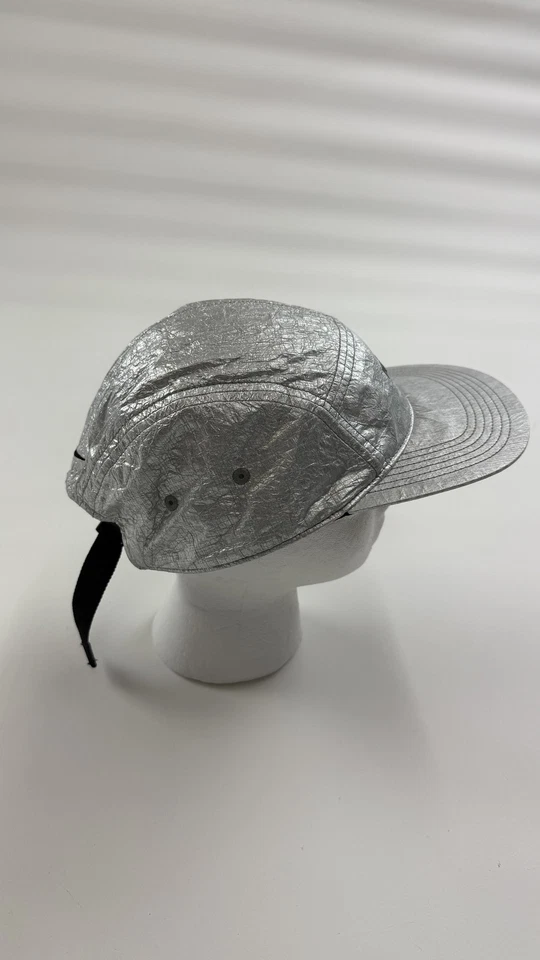 Gorra Nike 5 paneles plateada AW84 Dri-FIT reflectante para correr para hombre aterrizaje en Marte Foto 2 de 4