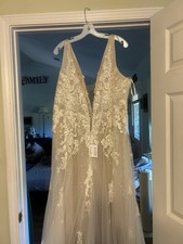 David's Bridal Ivory Lace Sequin Sleeveless V Neck A-Line Wedding Dress 18 Train