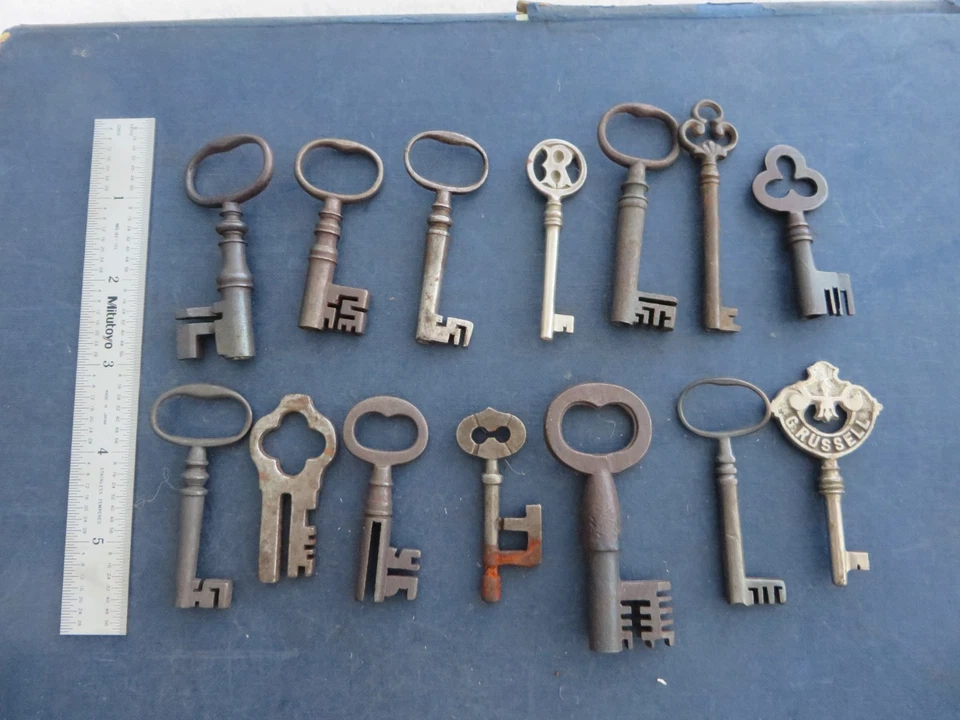 84 Antique old vintage keys. Blakey Collection. Cabinet rim piano lock, padlock. - Image 4 of 4