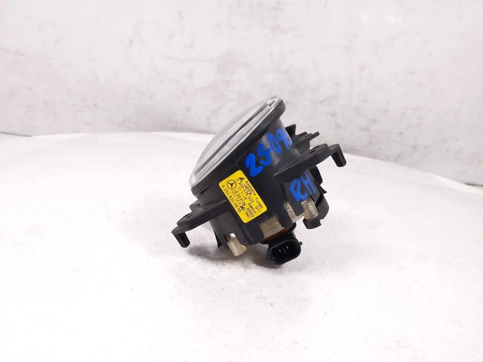 Farol de neblina direito do passageiro Mercedes-Benz Gla250 2015-2020 2518200856 *pitting* - Imagem 3 de 4