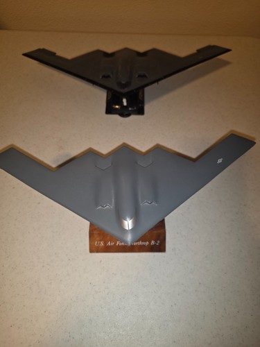 U.S. Air Force/Northrop B-2  Vintage 1989 Desk Model & B2 Stealth Bomber diecast