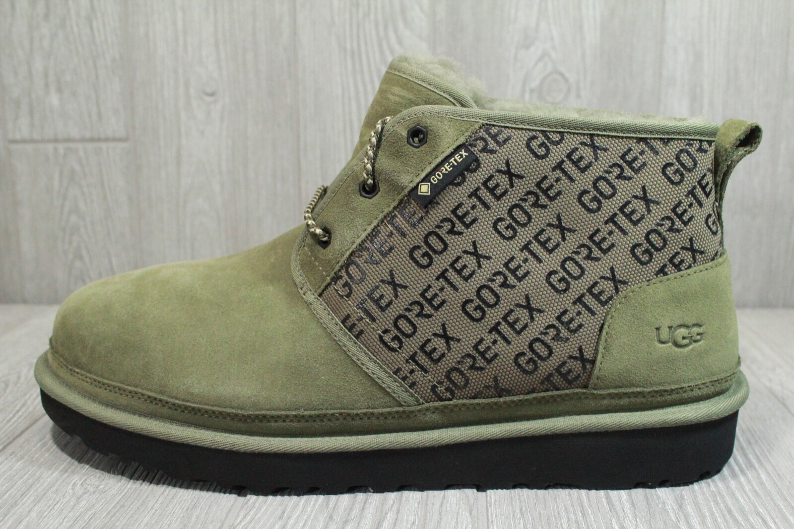 67 UGG Neumel GORE-TEX Waterproof Suede 