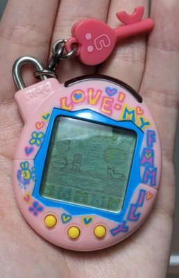 たまごっち 海外版ふぁみたま Tamagotchi V5 Familitch Tamagotchi Familitchi Version 5 Love My Family - Bandai 2004