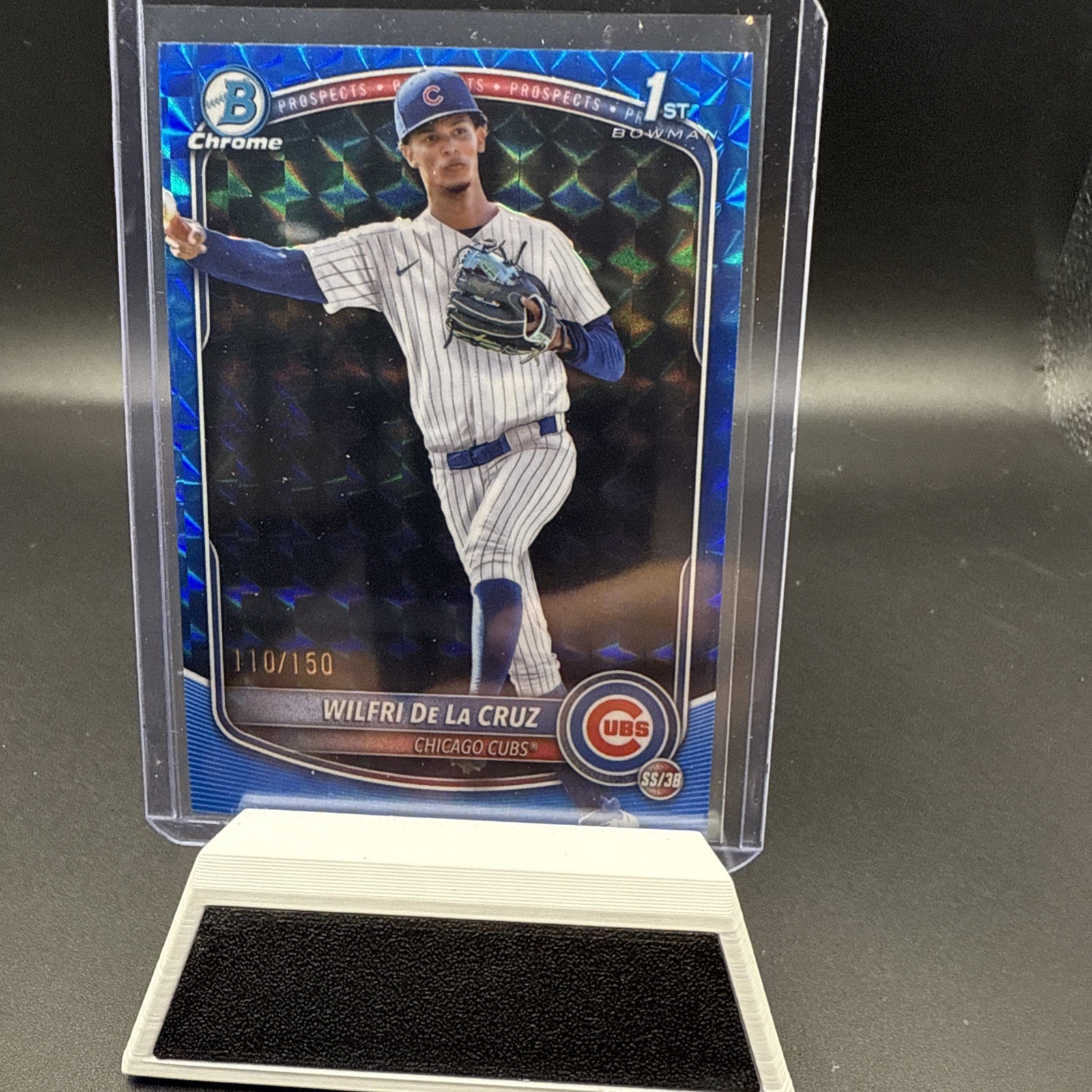 WILFRI DE LA CRUZ 2025 BOWMAN CHROME 1ST BLUE GEOMETRIC REFRACTOR /150