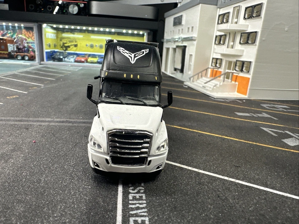 1/64 DCP Black (Matte) and White Freightliner Cascadia Sleeper & Dryvan Trailer - Image 4 of 4