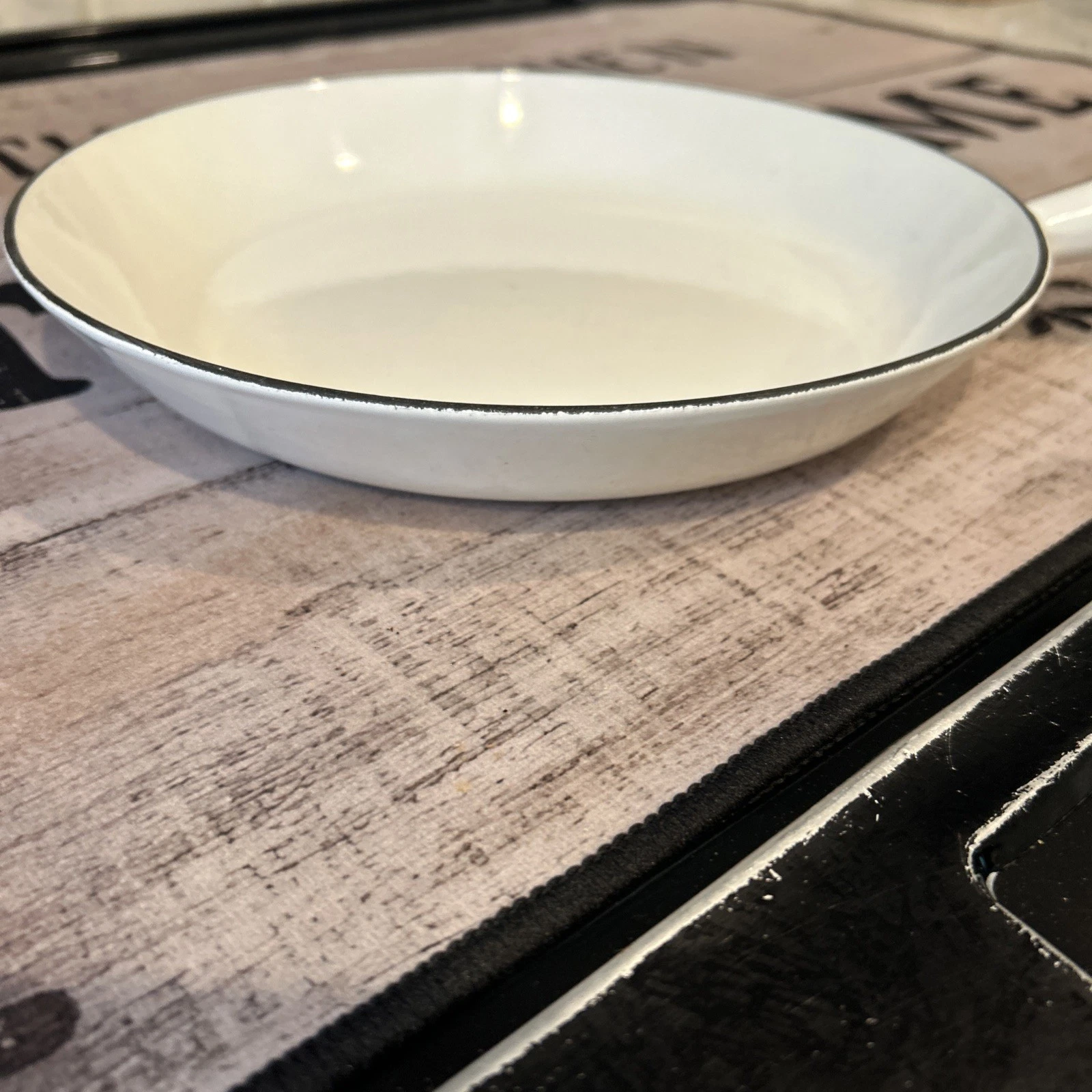 New Le Creuset Cast Iron Enamel Frying Pan White 9 3/4" France #26