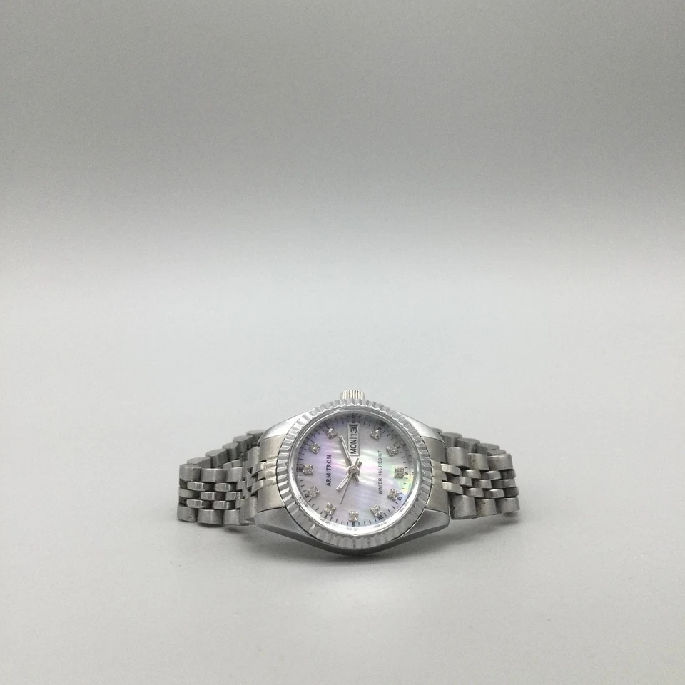 Reloj Armitron Mujer Día Fecha Madreperla Esfera Tono Plateado Batería Nueva 7" Foto 4 de 4