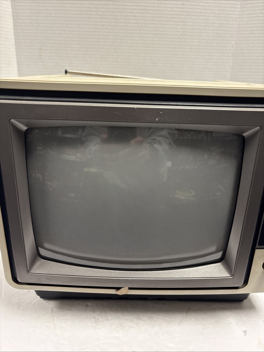 Vintage RCA Colortrak CRT TV 1983 Portable Color Retro Gaming 10