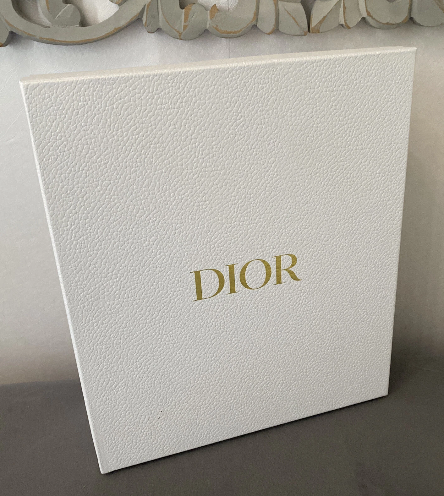 Boite à chaussures vide Dior avec papier de soie. 13,5”x12”x4,5”