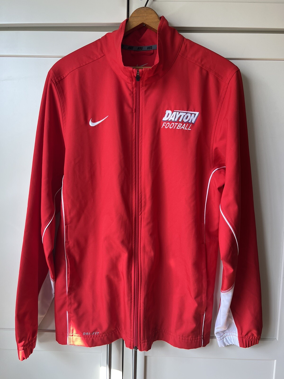 SACAI X NIKE Giacca a vento Dayton Flyers calcio Nike full zip leggera NCAA taglia S
