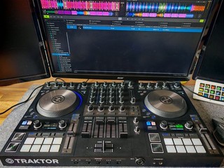 Native Instruments Traktor S4 MK3 DJ Controller
