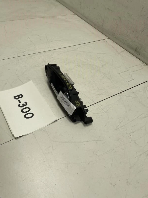 Audi Q7 3.6 Quattro 2007 manija interior del lado del pasajero delantero derecho con bloqueo Foto 2 de 4