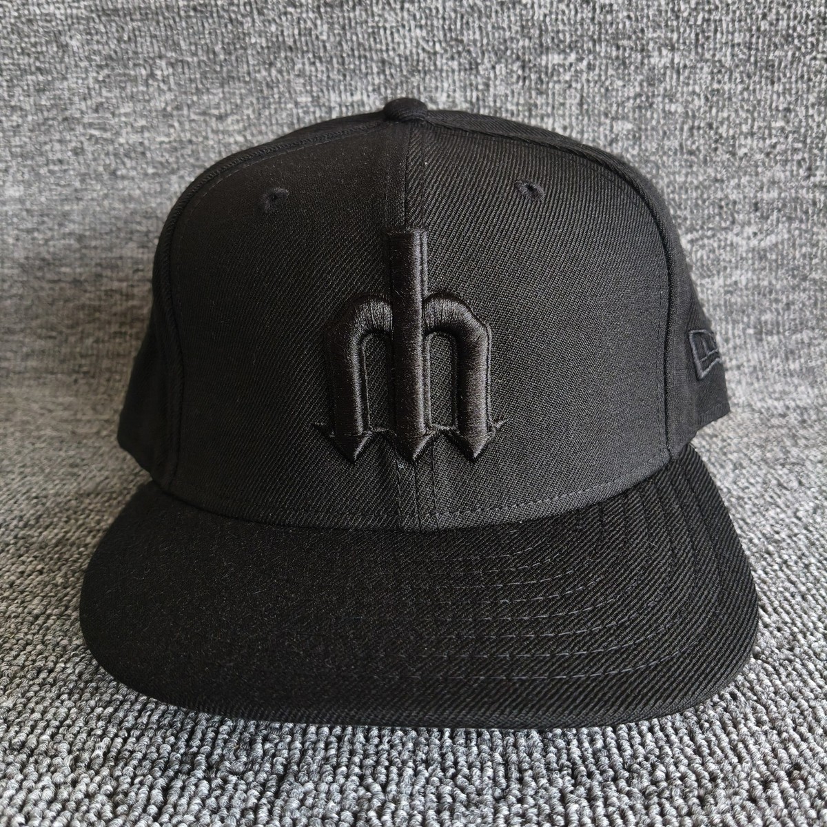 New Era Mariners 59FIFTY Fitted Hat Black Size 7 Retro MLB Cap