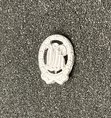 Vintage DTSB East German DDR Central Sports Performance Silver Laurels Pin Badge