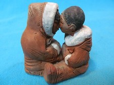 FIGURA FIRMADA POR ARTISTA EIJA SERAS ARCILLA BESÁNDOSE INUIT ESQUIMALES CANADÁ