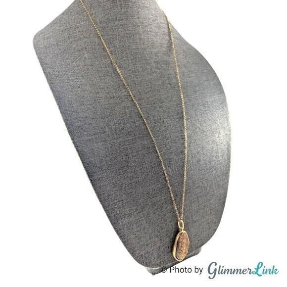 Collar colgante largo chapado en oro Druzy de Marcia Moran Foto 3 de 4