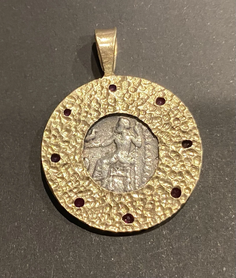 Dije de oro 14K hecho a mano con moneda antigua y rubíes Foto 2 de 4