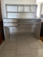 Bureau blanc avec tiroirs, casier et étagères