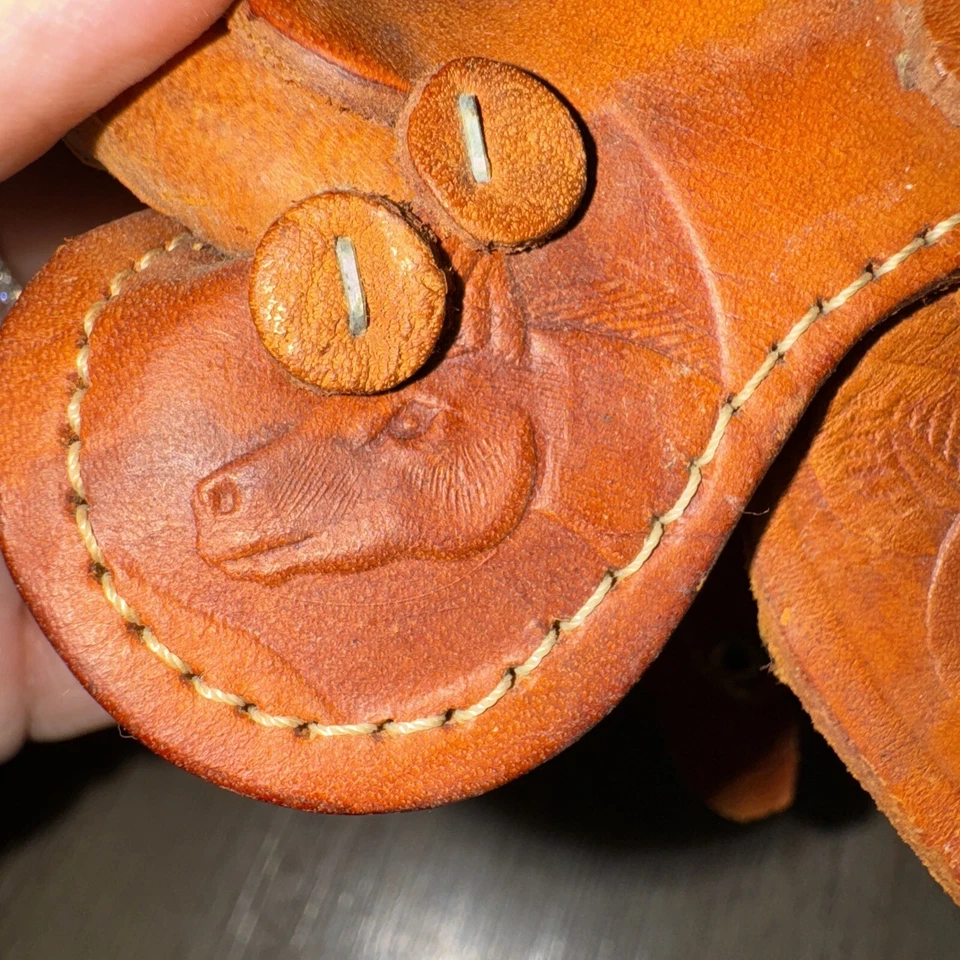 Mini casa de muñecas vintage de arte occidental con silla de montar de cuero en miniatura hecha a mano Foto 4 de 4