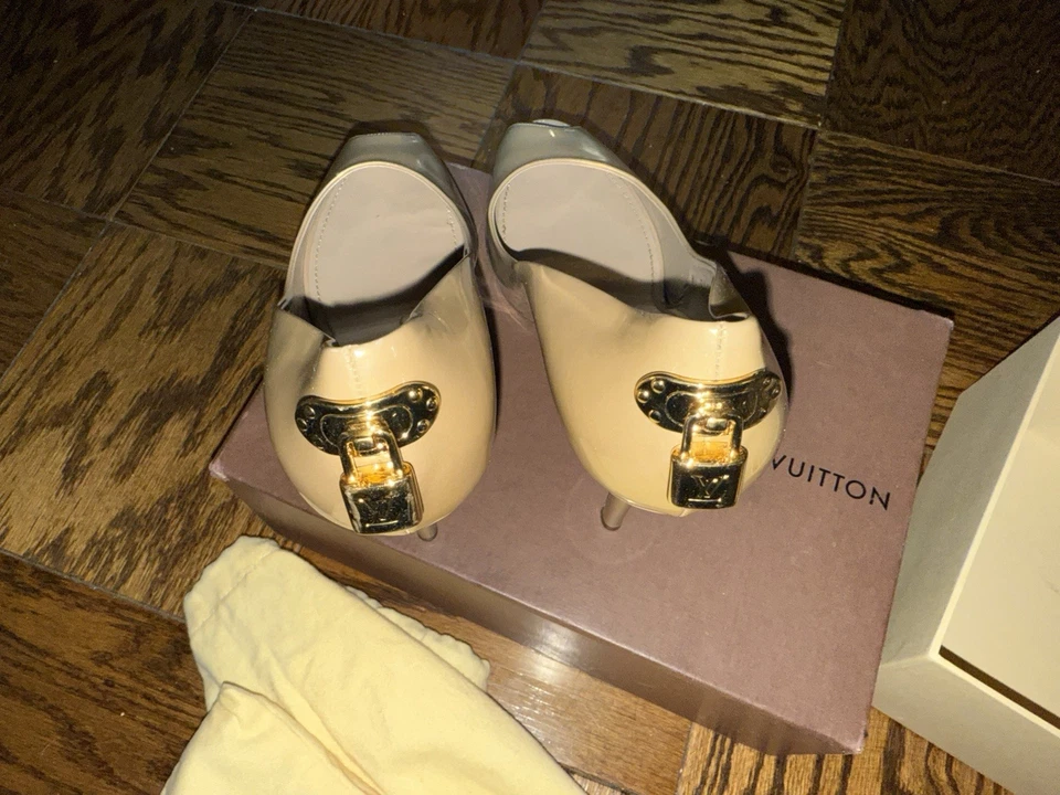 Zapatos de salón Louis Vuitton para mujer de charol con puntera abierta en beige talla 41 LV candado Foto 2 de 4