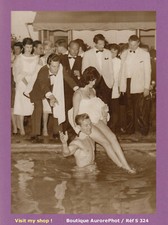 PHOTO PRESSE 1960, NUIT ROMAINE & PISCINE APRÈS PROJECTION FILM DOLCE VITA -S324