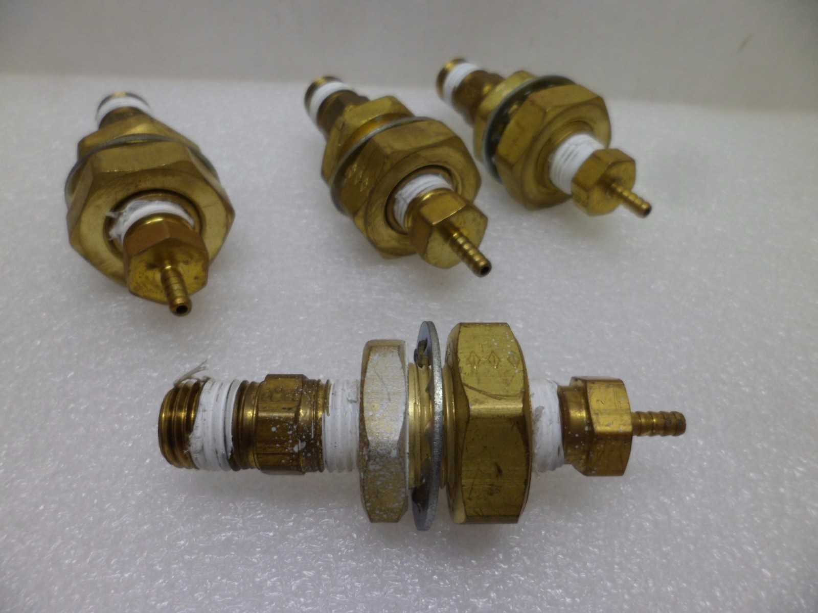 PARKER BULKHEAD FITTING 1/4 NPT ID X 3/4 OD. W/ 1/4 X 1/4NPT NPL. LOT