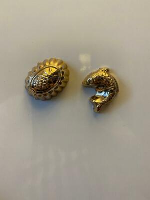 Vtg. shiny fish and pineapple cake pan Refrigerator Magnets