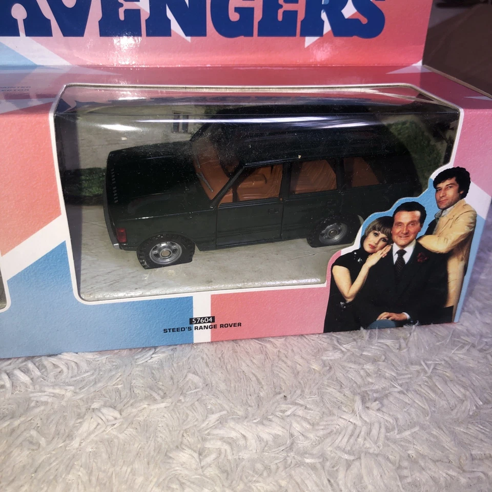 CORGI THE NEW AVENGERS RANGE ROVER WITH STEED FIGURE 1/36 57604 - Image 3 of 4