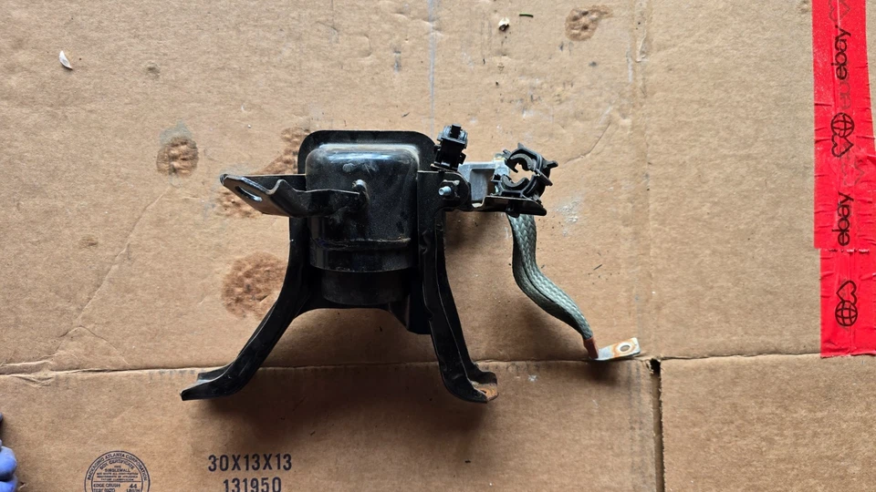 SOPORTE MONTAJE LATERAL DERECHO MOTOR TOYOTA PRIUS 1.8L OEM 2016 - 2022 Foto 2 de 4