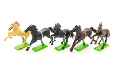 5 x Britains Detail Ltd Mittelalter Pferd Figuren Metallsockel 1971