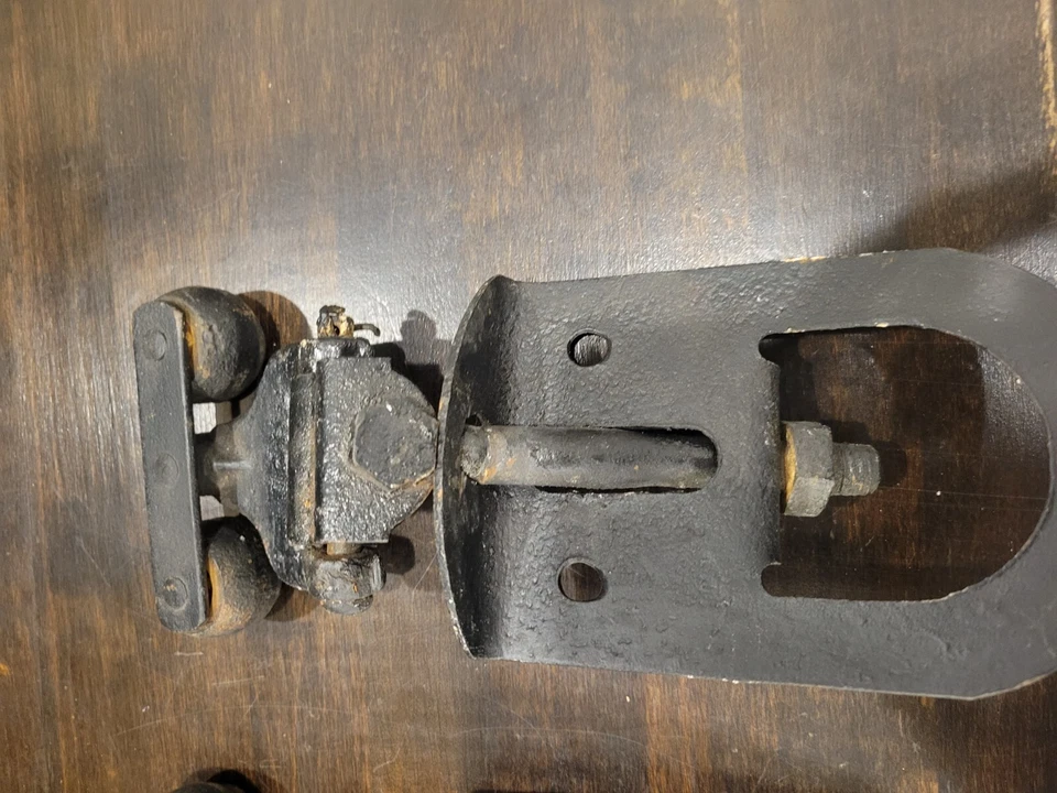 ANTIGUO HIERRO FUNDIDO VINTAGE ~ RODILLOS DE PUERTA DE GRANERO MEYERS (2) ~ LINTERNA O ~ HERRAMIENTA DE GRANJA Foto 2 de 4