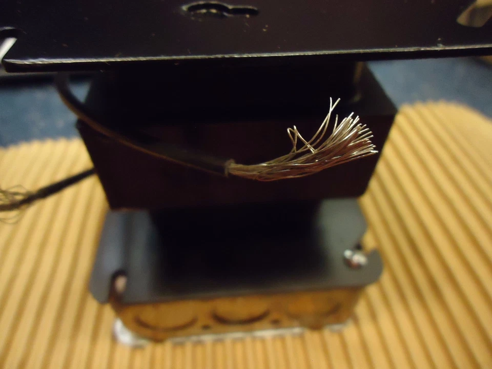 Transformador Honeywell AT74A 1005 120 V montado en placa Foto 2 de 4