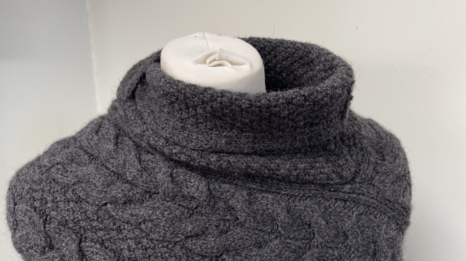 RRP: £90 Inis Crafts Aran Thick Irish Poncho Cape 100percent Merino Wool Dark Grey S/M image 3