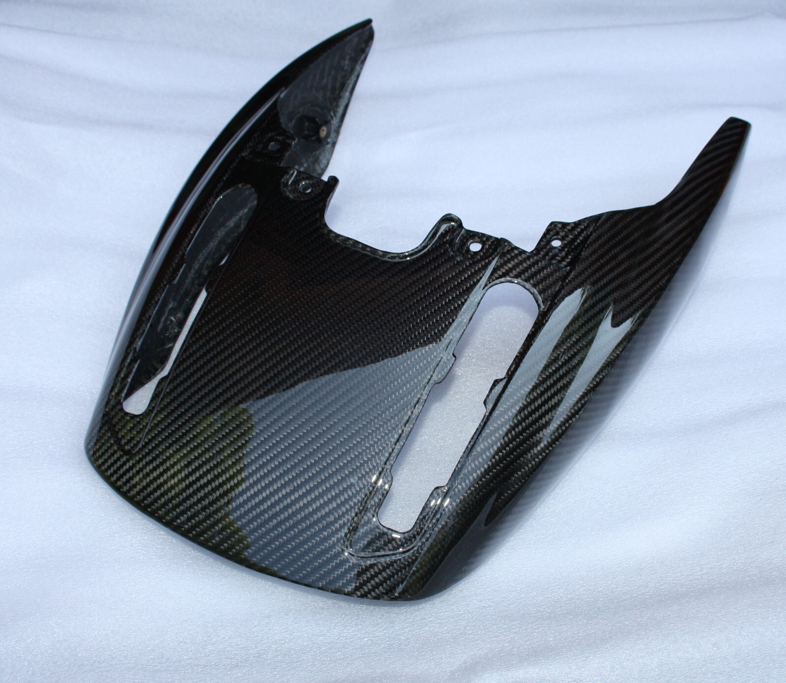 Coque arrière Triumph Rocket 3 en carbone pour sublimer vos road trips et sorties moto
