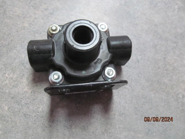 3) International 3628539C92 Air Brake Valves Bendix 5018325