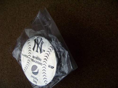 2017 Pepsi NY New York Yankees Spring Training pin Grapefruit League SGA - Picture 4 of 5
