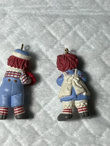 Hallmark 2002 Keepsake Miniatura Ornamento Raggedy Ann & Raggedy Andy Set di 2 - Foto 8 di 9