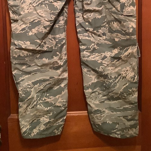 US AIR FORCE MUJER UTILITY CAMUFLAJE 2 Par PANTALONES TALLA 8 Cortos FATIGA CARGA - Imagen 7 de 10